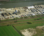 805571 Luchtfoto van het fabrieksterrein van Bredero beton B.V. (Kanaaldjik 15) te Utrecht.